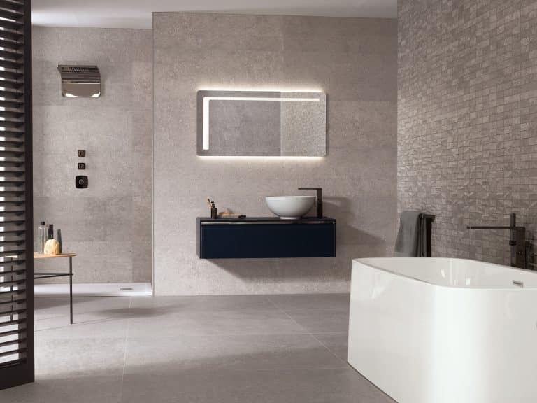 luxusní koupelna s volně stojící vanou a umyvadlem v přírodních barvách Porcelanosa
