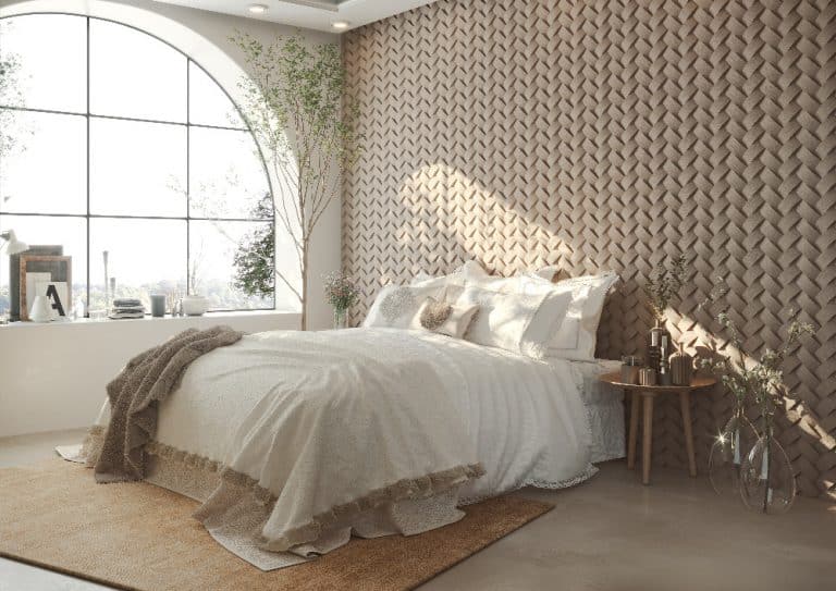 Ložnice s manželskou postelí, bílé povlečen, hnědý koberec, velké okno, dřevěný obklad za postělí