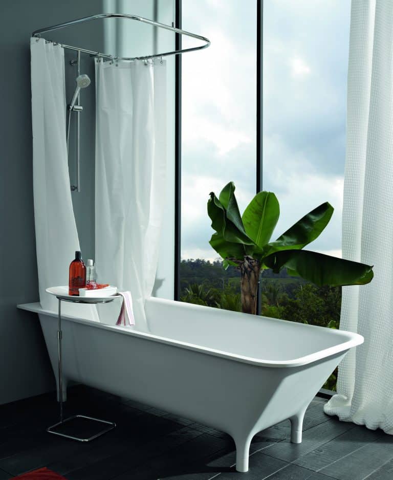 bílá vana do prostoru, palma v koupelně, sprchový závěs, výhled do přírody, černá podlaha