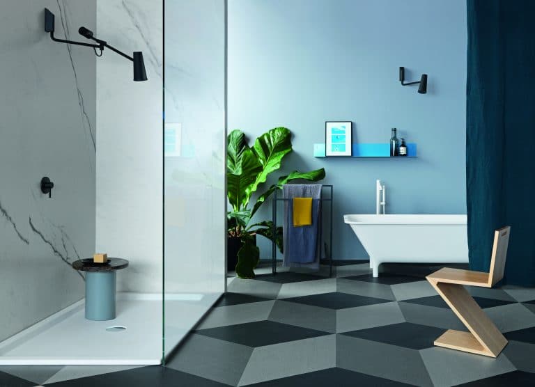 šedá koupelna s mramorovým obkladem, otevřený sprchový kout s černou hlavovou sprchou a baterií,designová stolička, vana do prostoru