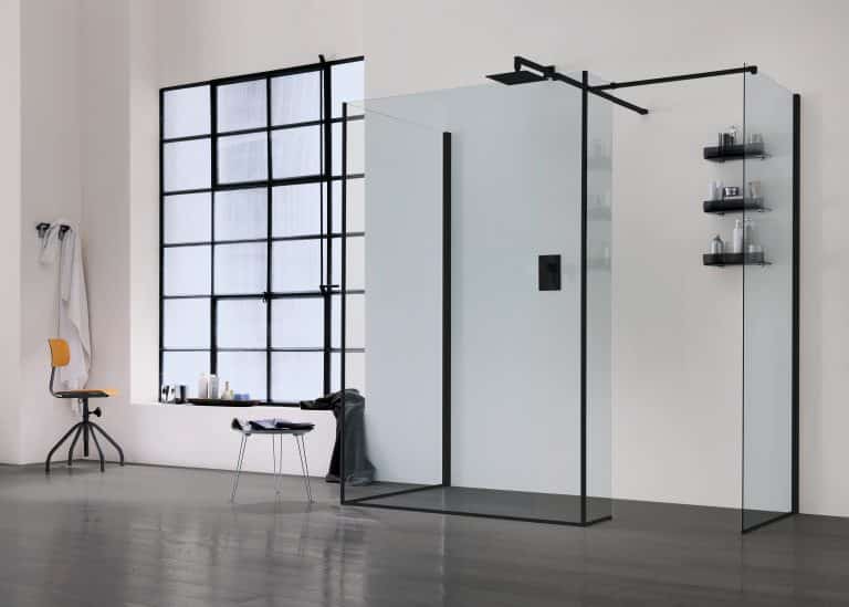 sprchový kout s černými rámy, černá sprcha, černé odkládací poličky