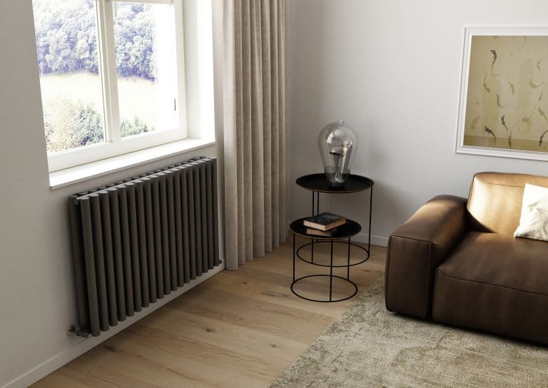Obývací pokoj s hnědou sedačkou, designový radiátor