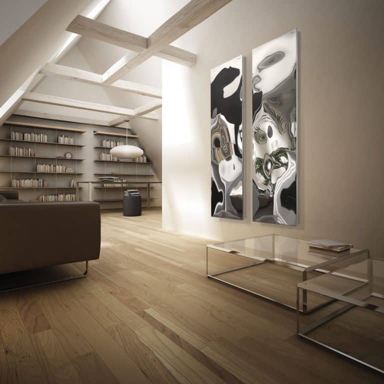 Obývací pokoj, velká knihovna, dřevěná podlaha, designový stříbrný radiátor, skleněné stolky