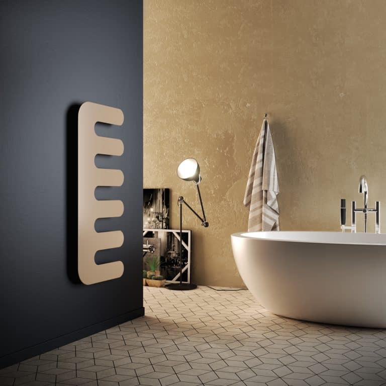 Koupelna se zlatou stěrkou, geometrická dlažba, černá stěrka, zlatý radiátor a vana do prostoru