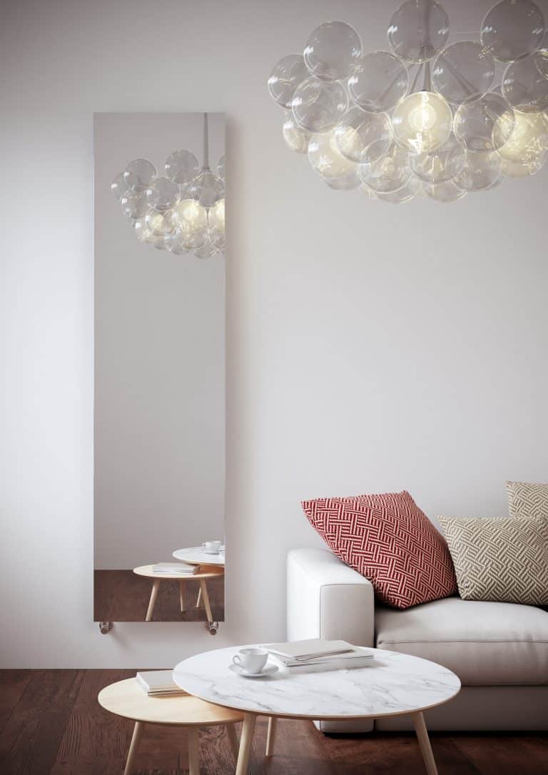 Obývací pokoj s gaučem, mramorový odkládací stolek, skleněný lustr a lesklý zrcadlový radiátor