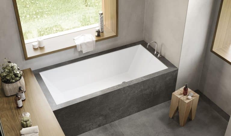 Koupelna s velkoformátovým obkladem a dlažbou, deska ze dřeva, dřevěná stolička, černá dlažba, šedý obklad imitující beton