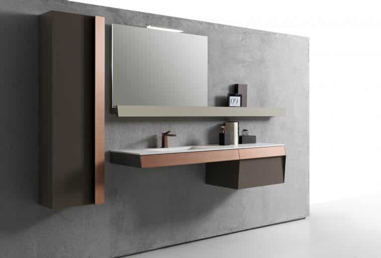šedá koupelna, dřevěná deska pod umyvadlo s bílým kamenným umyvadlem, hnědá dřevěná skříňka, zrcadlo s odkládací plochou
