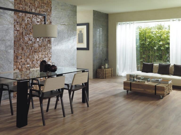 Obývací pokoj, jídelna s jídelním stolem a dřevenou mozaikou na zdi