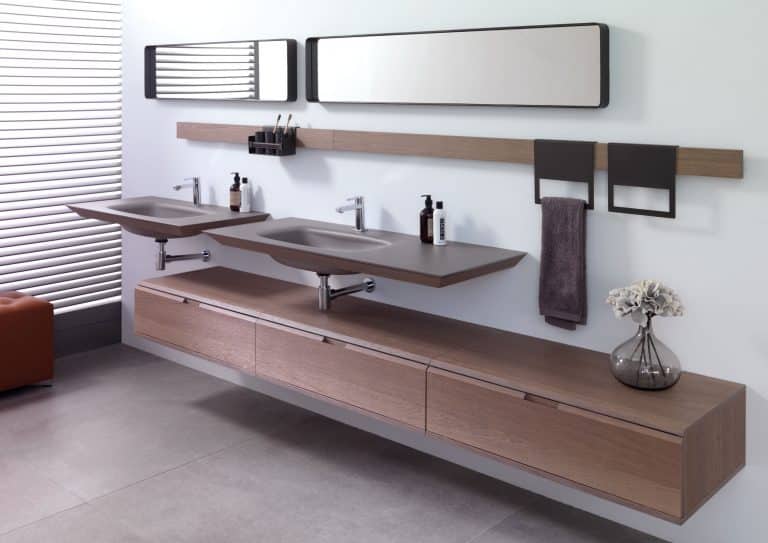 šedá koupelna, dřevěný nábytek do koupelny, šedé umyvadlo z umělého kamene