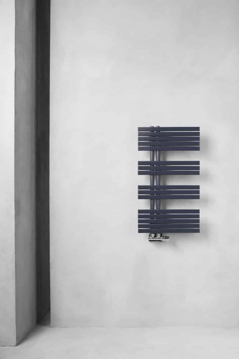 Betonová stěrka a černá designový radiátor Caleido