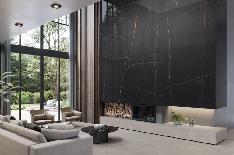 Obývac pokoj s krbem obloženým velkoformátovým obkladem imitujícím černý mramor, dlažba s imitací betonu
