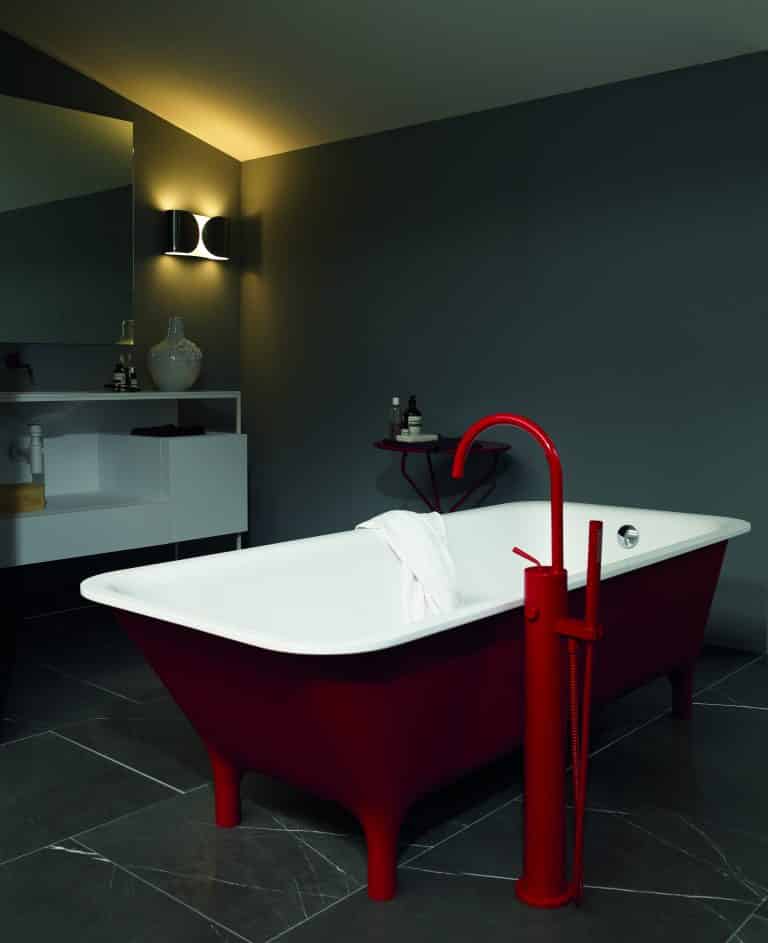 šedá mramorová podlaha v koupelně, červená vana do prostoru a červená vanová baterie