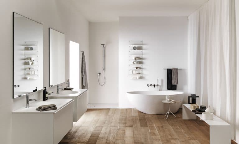 Koupelna s dřevěnou podlahou, bílá vana do prostoru