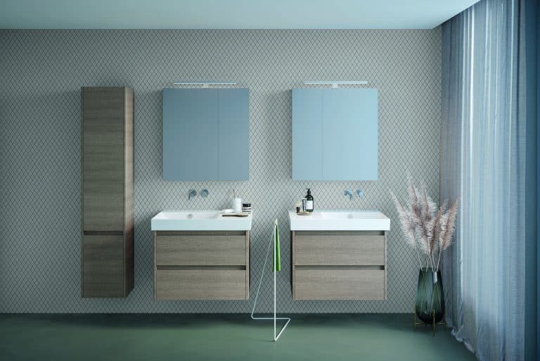 Koupelna se závěsem, květinou, zelená podlaha, dvě skříňky s umyvadly, dvě zrcadla a závěs