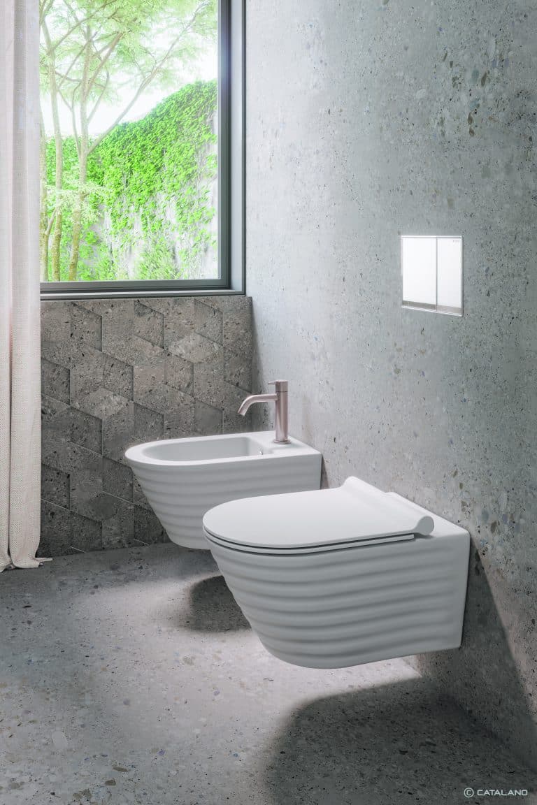 wc a bidet na zdi se stěrkou s imitací betonu