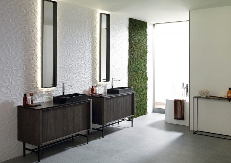 Bílá koupelna, živá stěna, rostliny v koupelně, tmavé dřevěné skříňky pod umyvadlo, mramorová černá deska, mramorové umyvadlo, šedá dlažba, bílý obklad