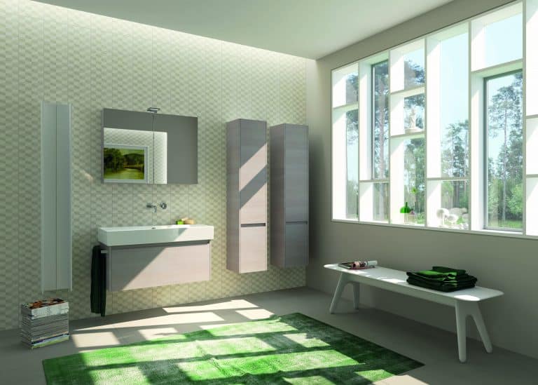 Koupelna s šedým dřevěným nábytkem, zelený koberec, bílá dřevěná lavice