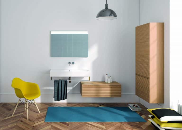 Koupelna v teplých tónech, nábytek ze světlého dřeva, žlutá židle, zelený koberec