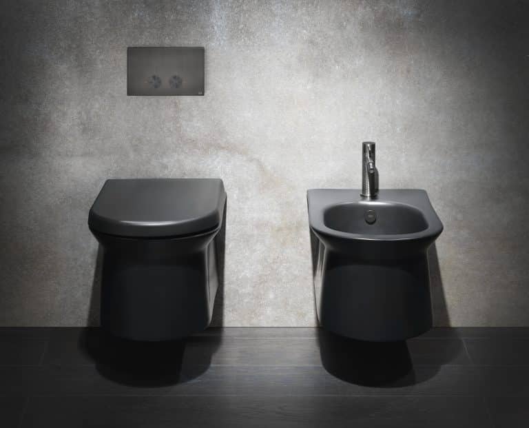 černá koupelna se závěsným černým wc a bidetem, chromová bidetová baterie, splachovací tlačtko, černé dřevěné parkety