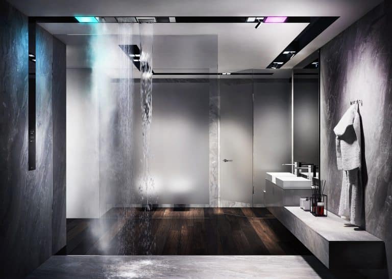 Luxusní sprcha s různými druhy proudů, mlha, vodopád, déšť, barevné světlo, obklad a dlažba z kamene, dřevěné parkety, župan na zdi