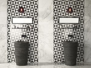 Koupelna s černobílým obkladem a mramorem, černá kamenná umyvadla na postavení, měděné lustry