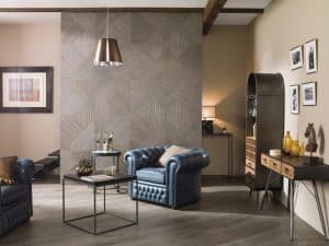 Obývací pokoj s modrým koženým křeslem a odkládacím stolkem