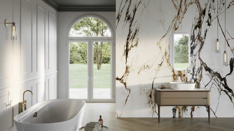 Koupelna z mramoru s francouzským oknem, velkoformátový obklad s imitací mramoru