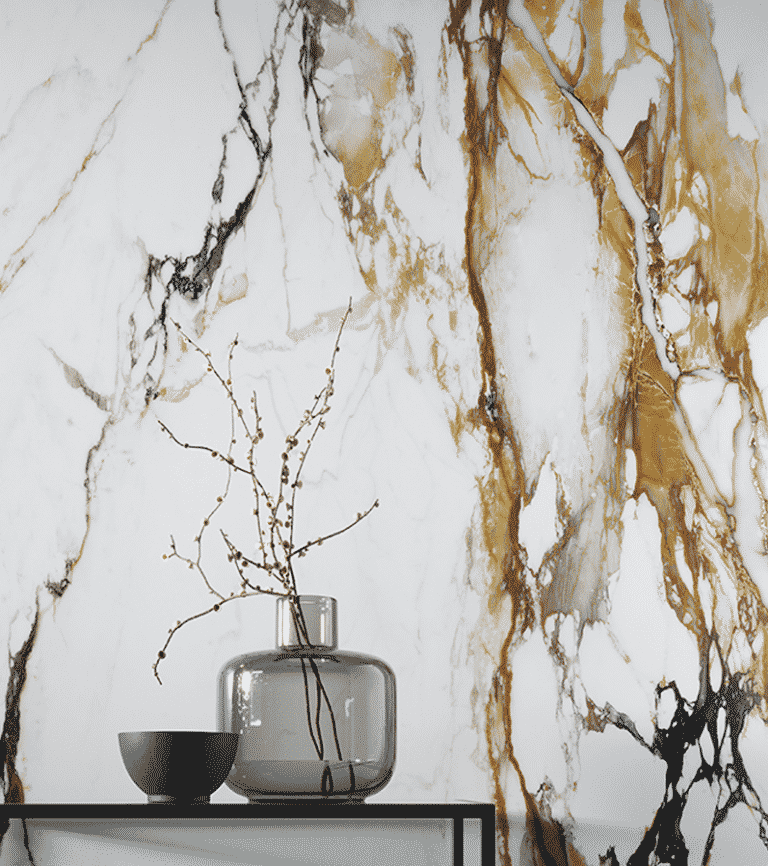 Mramorová zeď, průhledná skleněná váza s větvičkou, velkoformátový obklad s imitací zlatého mramoru