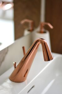 Měděná designová vodovodní umyvadlová stojánková baterie, zrcadlo, dávkovač tekutého mýdla