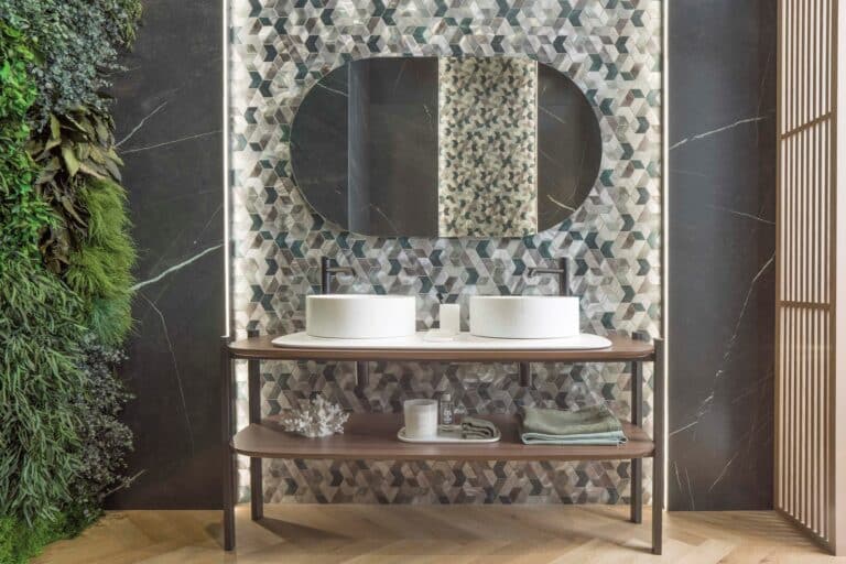 Mozaika v koupelně, živá stěna v koupelně, umyvadla na dřevěné desce