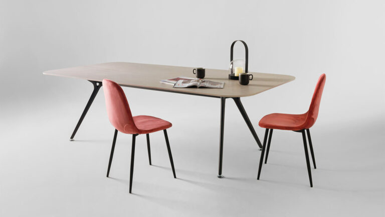 stůl s kovovou podnoží s deskou z velkoformátového obkladu s imitací kamene, červené židle