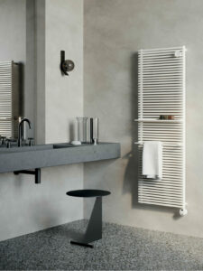Trubkový bílý koupelnový radiátor s poličkou a držákem na ručník