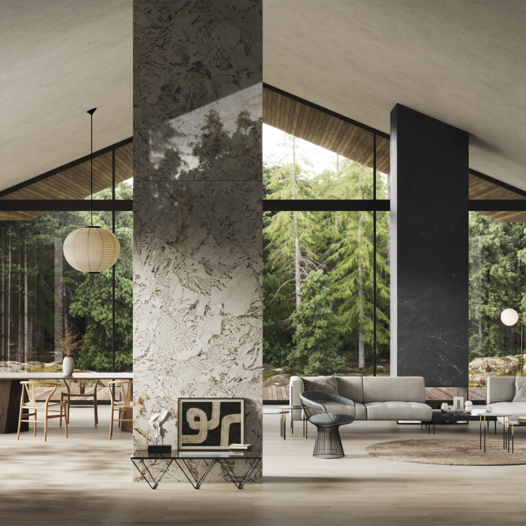 prosklený dům s výhledem na les, velkoformátový obklad na sloupu, šedý gauč, dřevěný jídelní stůl a židle