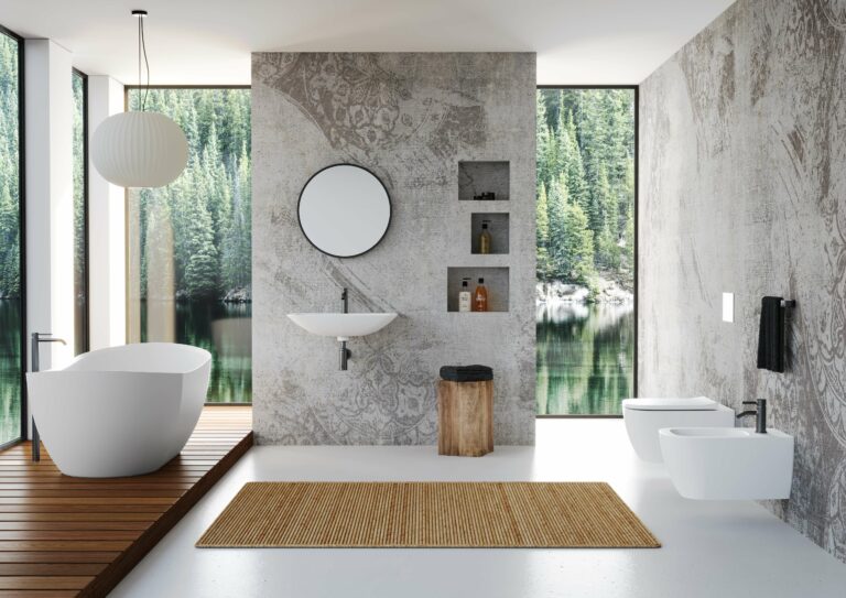 Moderní koupelna s betonovým obkladem, vanou do prostoru a luxusní sanitární keramikou v bílé matné barvě od výrobce Alice Ceramica